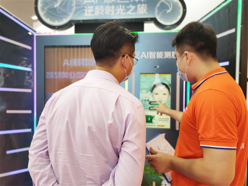 化妝品派樣售貨機推出，引領美妝市場新零售潛力！